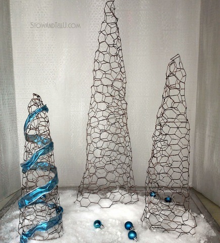 How to make a chicken wire Christmas tree - StowandTellU.com