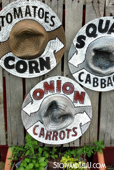 straw-hat-garden-signs